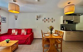 Appartement Vars sur les pistes de ski avec piscine